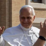 Papa Leone benedice i fedeli