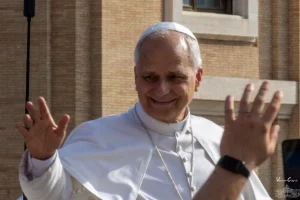 Papa Leone benedice i fedeli