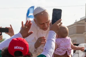 Papa Leone benedice un bambino