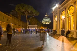 Musei Vaticani Cortile della Pinacoteca di notte